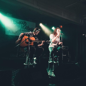 我脱了老师内裤摸她爆尿了
