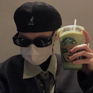 我脱了老师内裤摸她爆尿了
